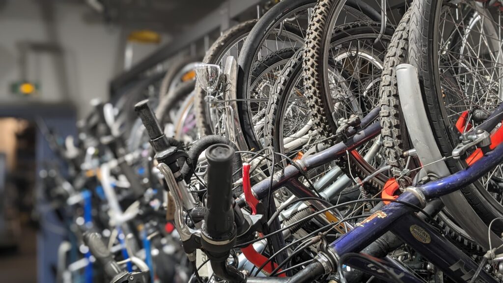 Photo d'une rangée de vélos accrochés dans un local de stockage.