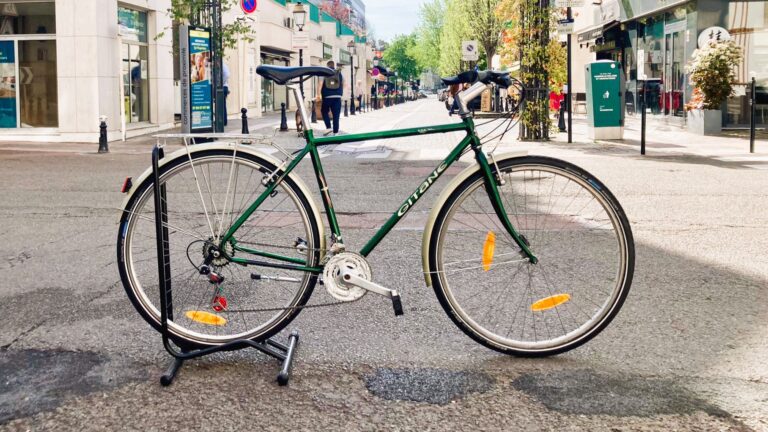 Photo d'un vélo reconditionné sur la base d'un cadre VTC vintage.