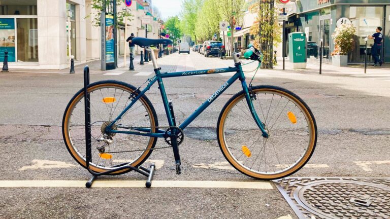 Photo d'un vélo reconditionné sur la base d'un cadre VTT vintage.