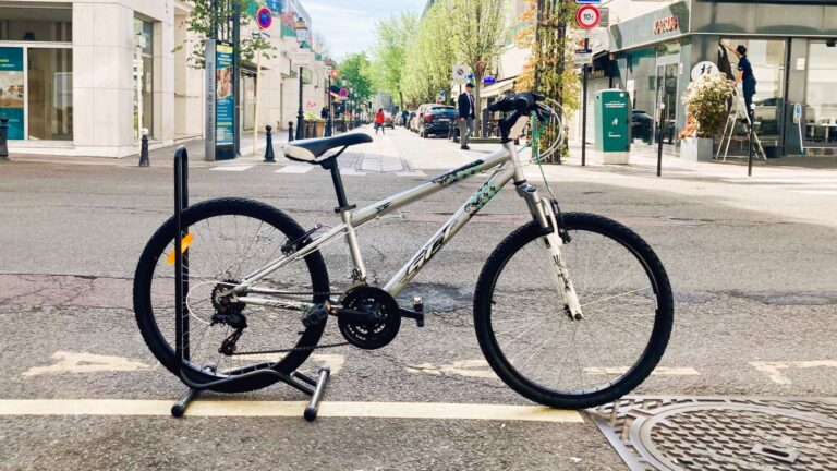 Photo d'un vélo enfant reconditionné sur la base d'un cadre VTT.