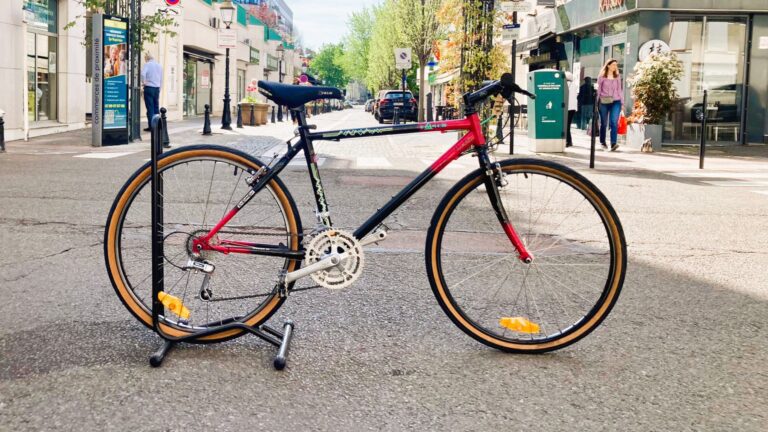 Photo d'un vélo reconditionné sur la base d'un cadre VTT vintage.