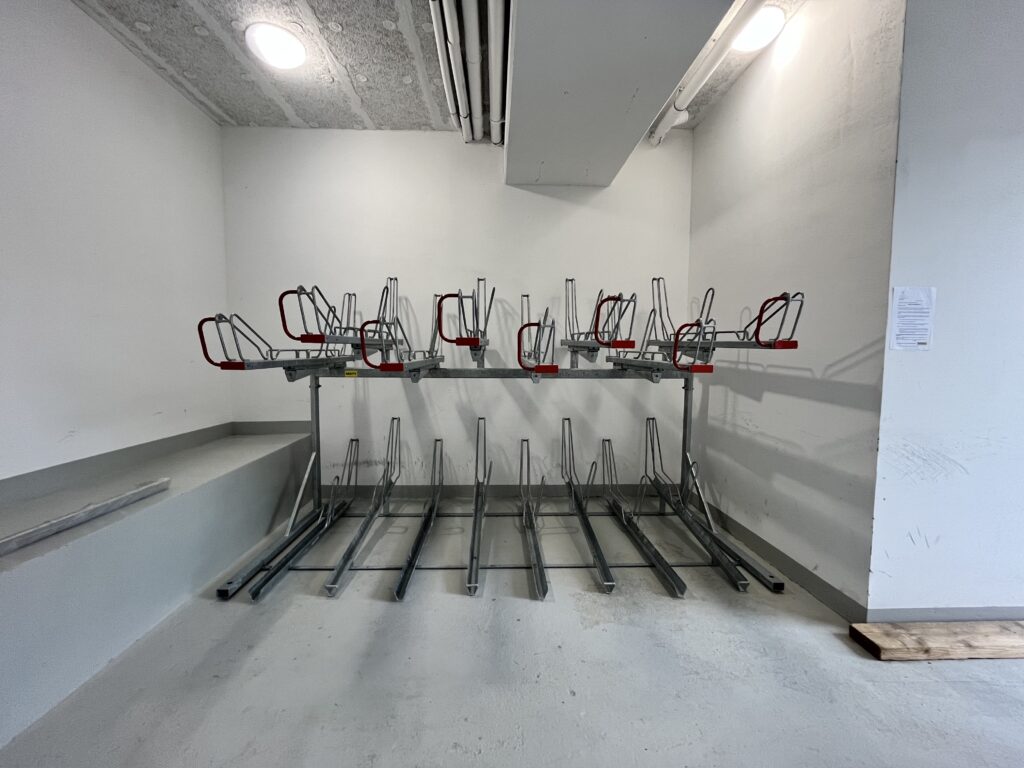 Aménagement local vélo copropriété avec un rack à double étage et 16 places de stationnement