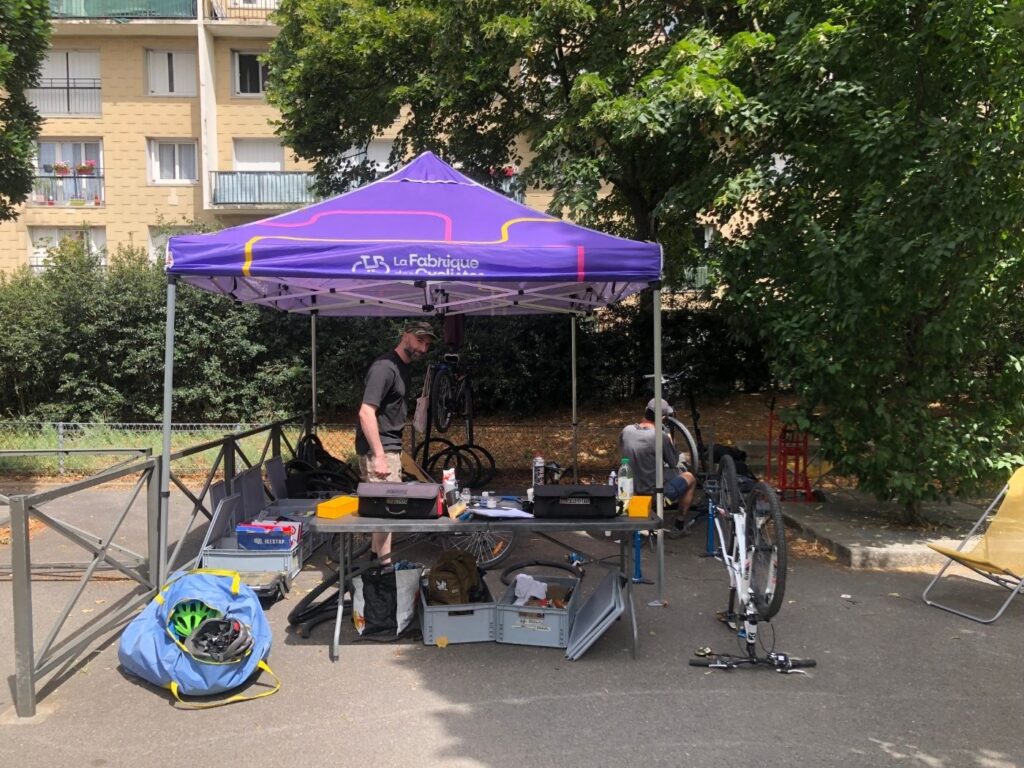 Photo d'un barnum La fabrique des cyclistes installée pour un atelier mobile pour bailleurs sociaux.