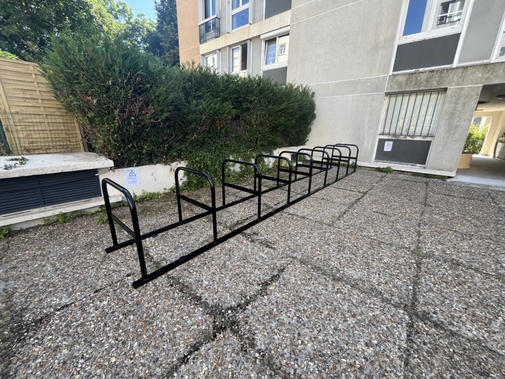 Parking vélo entreprise devant un batiment de travail