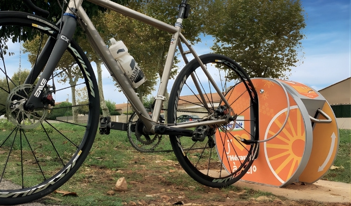 station gonflage vélo en utilisation