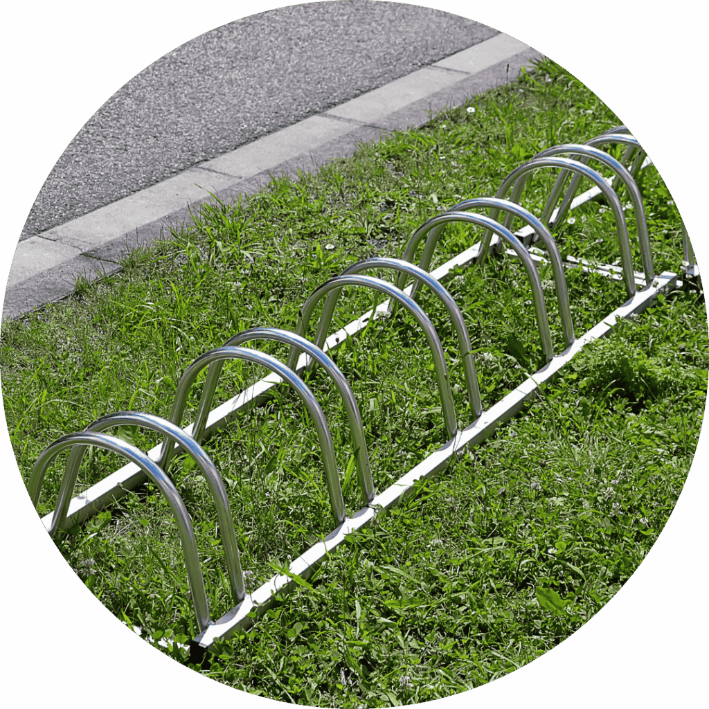 Un support vélo pince-roue posé dans l'herbe.