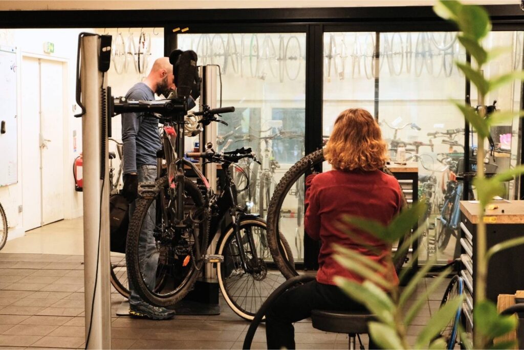Cliente qui s'est déplacée pour une réparation vélo à puteaux en atelier
