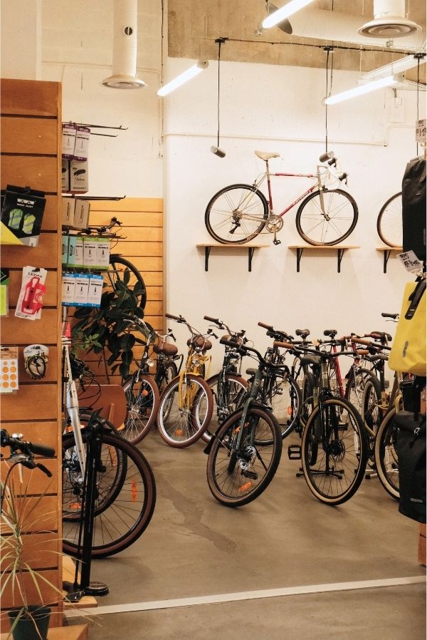 Intérieur de l'Atelier boutique de la fabrique des cyclistes avec des vélos neufs et reconditionnés à l'achat