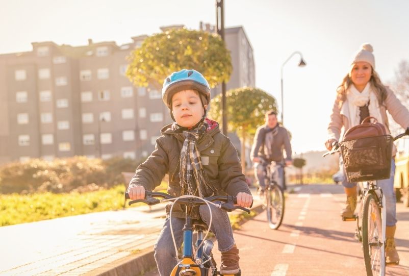 famille qui va a l'atelier de la fabrique des cyclistes pour une réparation vélo à colombes