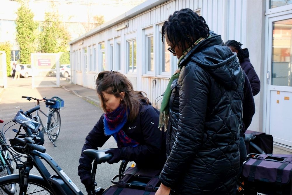 Mécanicienne de la fabrique des cyclistes sur le site d'un client pour une maintenance de flotte de vélos